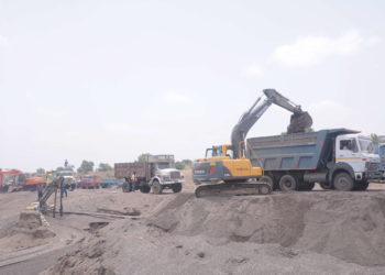 जळगावात बेकायदेशीर वाळूची वाहतूक करणारे ट्रॅक्टरवर गुन्हा