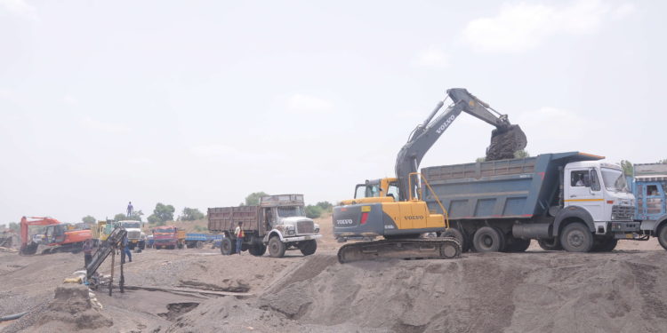 जळगावात बेकायदेशीर वाळूची वाहतूक करणारे ट्रॅक्टरवर गुन्हा