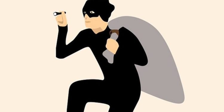 चोरट्यांनी एक नवे तर तब्बल चार ठिकाणी केली घरफोडी