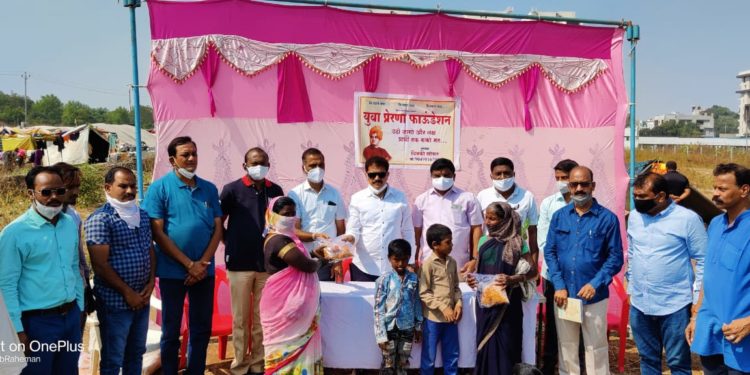 युवा प्रेरणा फाउंडेशनतर्फे फराळ वाटप