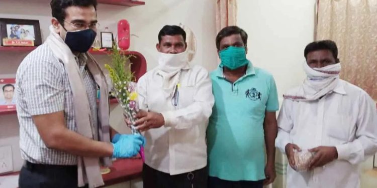 'सेवा परमधर्म' मानत डॉ. फरहाज बोहरींनी दिले गरिबास जीवनदान