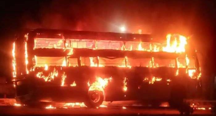 'राष्ट्रीय महामार्ग क्रमांक ६' वर धावत्या ट्रॅव्हल्सने घेतला पेट