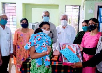 मुस्लिम मानियार बिरादरीतर्फे दिवाळीनिमित्त फराळ, कपडे वाटप