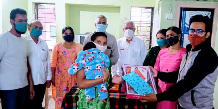 मुस्लिम मानियार बिरादरीतर्फे दिवाळीनिमित्त फराळ, कपडे वाटप