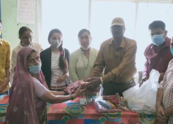 स्वप्नसाकार फाऊंडेशनतर्फे गरजू महिलांना साडी व खाऊ वाटप