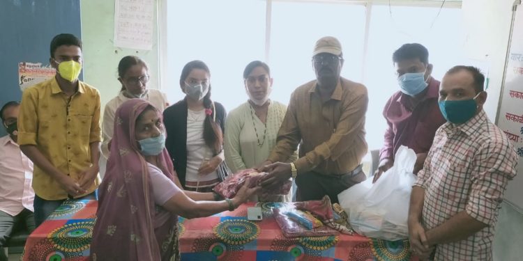 स्वप्नसाकार फाऊंडेशनतर्फे गरजू महिलांना साडी व खाऊ वाटप