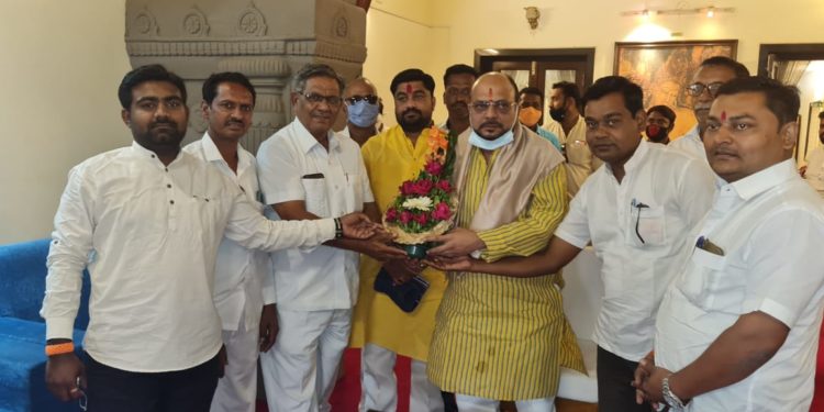 संजय गांधी निराधार योजनेच्या सदस्यांचा पालक मंत्र्यांच्या हस्ते सत्कार!