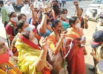 निवेदन न स्विकारल्याने भाजपने दाखवले मंत्री ॲड. ठाकूरांना काळे झेंडे