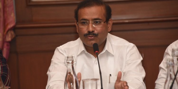 सहा महिन्यात लसीकरण पूर्ण करण्याचा मानस - आरोग्यमंत्री