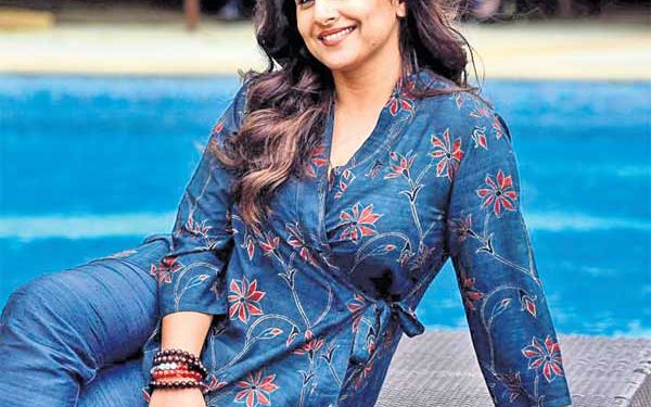 विद्याने आमदारांना नकार दिल्याने त्यांच्या टीमला गेटवरच अडवले