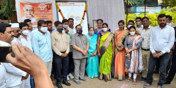 सरदार पटेल आणि महर्षी वाल्मीकी यांना अभिवादन