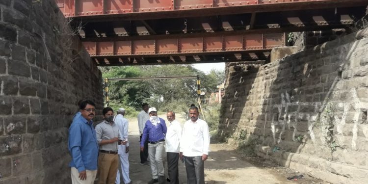 हिरापूर येथील रेल्वे भुयारी मार्गाची अधिकाऱ्यानी केली पाहणी