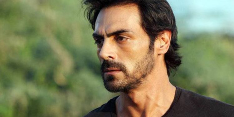 बॉलिवूड : अभिनेता अर्जुन रामपालच्या घरावर एनसीबीचा छापा