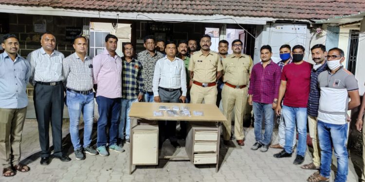 चोपडा शहरातून गावठी कट्टे व जिवंत काडतुसांसह तिघांना अटक