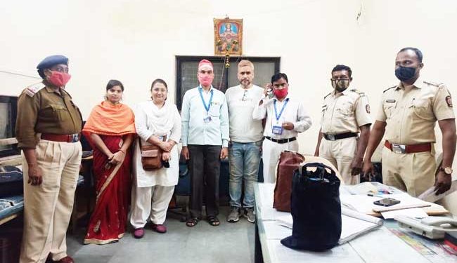 न सांगता घरून पळून आलेली महिला लोहमार्ग पोलिसांच्या स्वाधीन