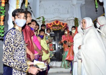 सुमीरा गांधी परिवारतर्फे वासुपूज्य जैन मंदिरात द्वार उदघाटन