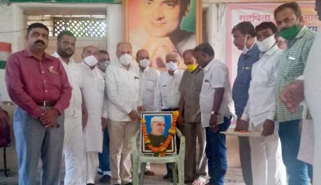 जिल्हा काँग्रेस कमेटीच्यावतीने पंडीत जवाहरलाल नेहरू यांना अभिवादन