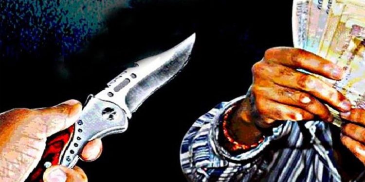 कानळदा रोडवर चाकू दाखवत व्यापाऱ्याला ४ लाखात लुटले