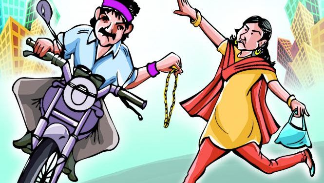 जळगावातील शहर पोलीस स्थानकासमोर महिलेची पोत लांबवली