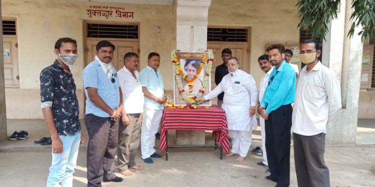 ग्रामीण तालुका काँग्रेसतर्फे इंदिरा गांधी यांच्या जयंतीनिमित्त नमन