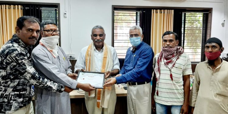 माजी खासदार डॉ. उल्हास पाटील यांचा गौरव