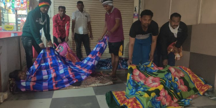 जळगावात गरीब गरजूंना ५० कंबल वाटप