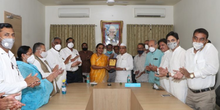 ना. यशोमती ठाकुर यांची धनाजी नाना चौधरी विद्या प्रबोधिनी संस्थेस भेट