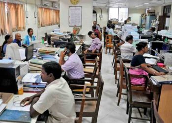 मोदी सरकार : १ एप्रिलपासून आठवड्यातून फक्त ४ दिवस काम करा अन्...