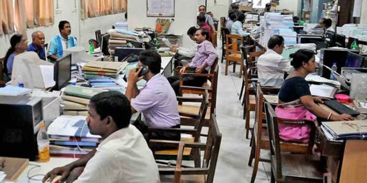 मोदी सरकार : १ एप्रिलपासून आठवड्यातून फक्त ४ दिवस काम करा अन्...