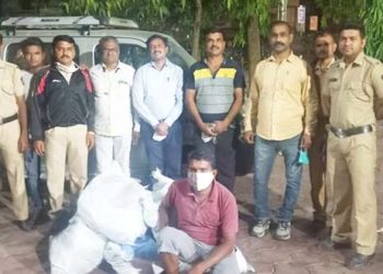 जळगाव शहरात वाहनासह पाच लाखांचा गुटखा जप्त