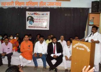 संजय गांधी निराधार योजनेच्या *नवनिर्वाचित सदस्यांचा पालक मंत्र्यांच्या हस्ते सत्कार !* जळगावदि.21 :- जिल्ह्याचे पालकमंत्री ना. गुलाबराव पाटील यांच्या आदेशान्वये जिल्हाधिकाऱ्यांच्या पत्रानुसार जळगाव तालुका संजय गांधी निराधार योजना समिती गठीत करण्यात आलेली आहे. समितीच्या अध्यक्षपदी रमेश जगन्नाथ पाटील - जळके , सदस्य पदी प्रमोद रतन राव सोनवणे- भोकर, श्रीमती सविता विनायक चव्हाण - डिकसाई, सुरेश बाबुराव गोलांडे- विटनेर, मनोज दिगंबर चौधरी - आवार , ललित हरि साठे- विटनेर, भागवत श्रावण पाटील -चिंचोली, सचिन वसंत चौधरी -आसोदा, अविनाश विजय पाटील - धानवड, चंद्रकांत भागवत भोळे - नाशिराबाद यांची समिती सदस्य निवड करण्यात आलेली आहे. या सर्व सदस्यांचे पालकमंत्री ना.गुलाबराव पाटील यांच्या हस्ते सत्कार करण्यात आला. तर सदस्यांनी ना.गुलाबराव पाटील यांचे आभार मानले.