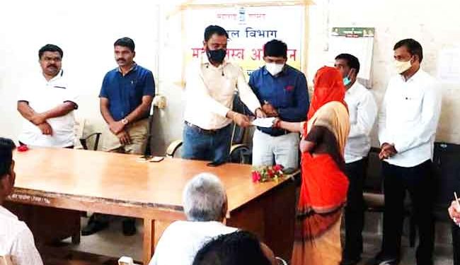 तहसीलदार कार्यालय येथे आमदार किशोर पाटील यांच्या हस्ते धनादेशाचे वाटप करण्यात आले.