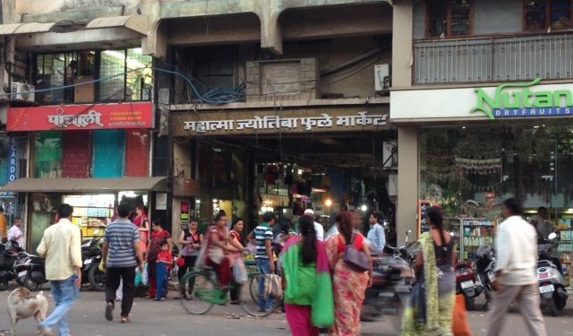 फुले मार्केटमध्ये जास्त गर्दी होऊ नये म्हणून अतिक्रमण