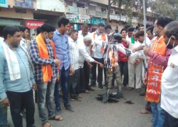 यावल येथे शिवसेनेतर्फे इंधन दरवाढीच्या निषेधार्थ रास्ता रोको