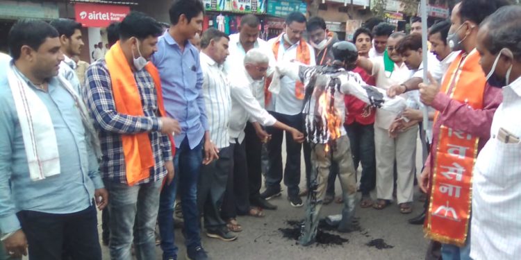 यावल येथे शिवसेनेतर्फे इंधन दरवाढीच्या निषेधार्थ रास्ता रोको