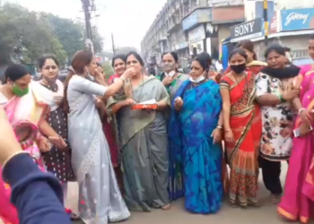 राज्य सरकाने जाहीर केलेल्या शक्ती कायद्याची घोषणाबाजी