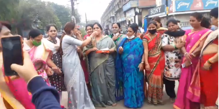 राज्य सरकाने जाहीर केलेल्या शक्ती कायद्याची घोषणाबाजी