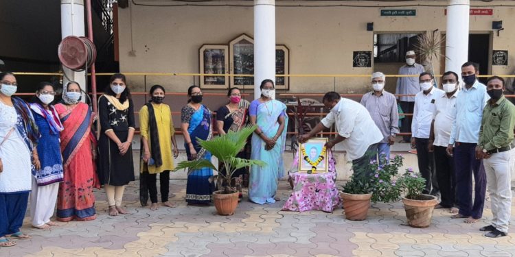 प. वि. पाटील व झांबरे विद्यालयात बहिणाबाई यांना आदरांजली