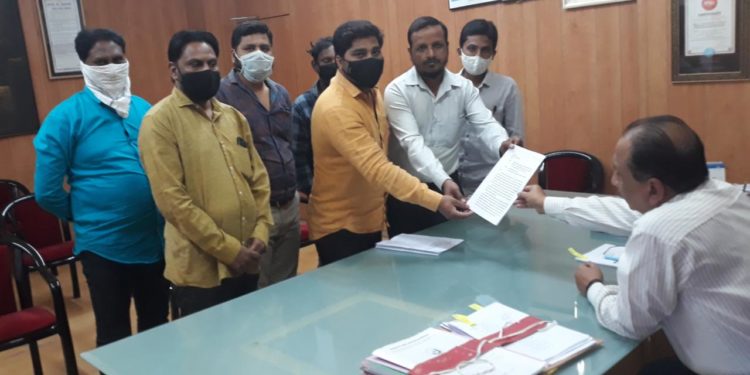 शिवाजीनगरात शौचालयाच्या बांधकामांसाठी आयुक्तांना निवेदन