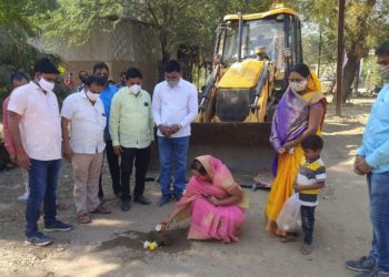 प्रभाग ३ मध्ये डांबरी रस्ते दुरुस्तीच्या कामाला महापौरांच्या हस्ते सुरुवात!