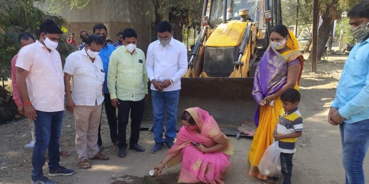 प्रभाग ३ मध्ये डांबरी रस्ते दुरुस्तीच्या कामाला महापौरांच्या हस्ते सुरुवात!