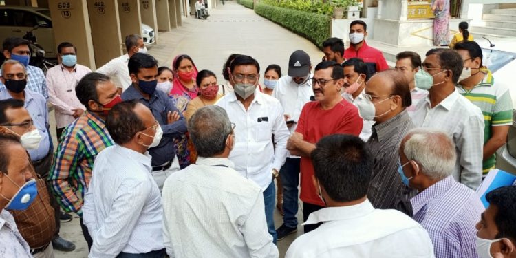 बाहेती शाळेजवळील रस्त्याला सुरक्षा कठडे उभारावे!