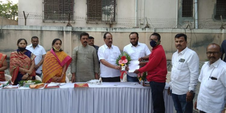 अशिक्षित महिलांनी स्व:ताची सही करता आली पाहिजे - सुजाता पवार