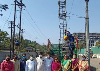 शिवाजीनगरात एलईडी बसविण्यास महापौरांच्या हस्ते सुरुवात!