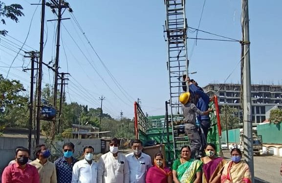 शिवाजीनगरात एलईडी बसविण्यास महापौरांच्या हस्ते सुरुवात!