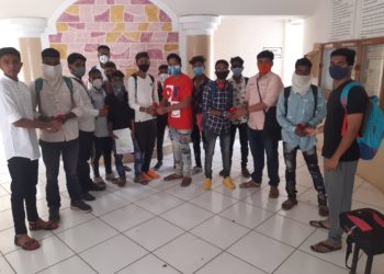 अभाविपच्यावतीने विद्यार्थ्यांना गुलाबपुष्प देऊन स्वागत