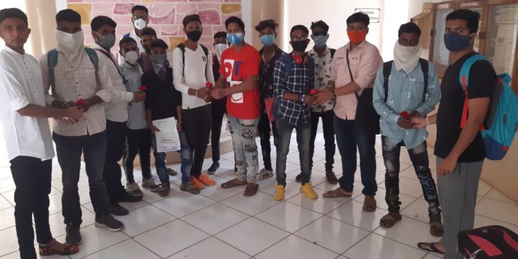 अभाविपच्यावतीने विद्यार्थ्यांना गुलाबपुष्प देऊन स्वागत