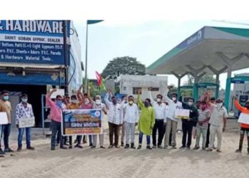 रिलायन्स पेट्रोल पंपावर केंद्र सरकारच्या विरोधात निदर्शने