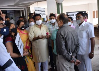 जळगावातील रस्त्यावरील अतिक्रमण काढण्याबाबत नागरीकांचा आयुक्तांना घेराव