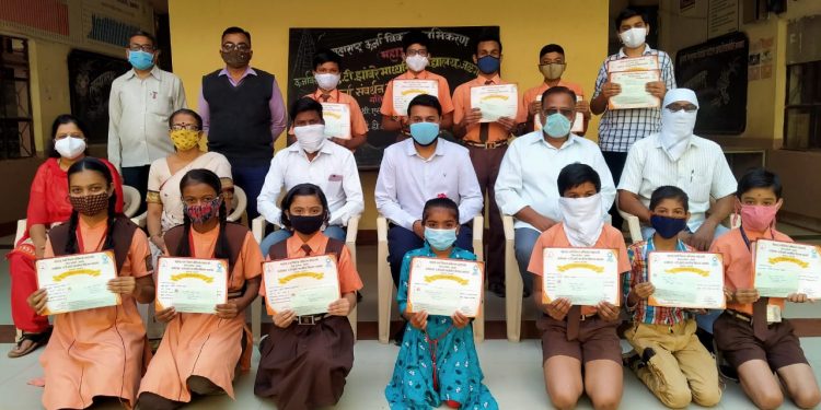 झांबरे विद्यालयात बक्षिस वितरण